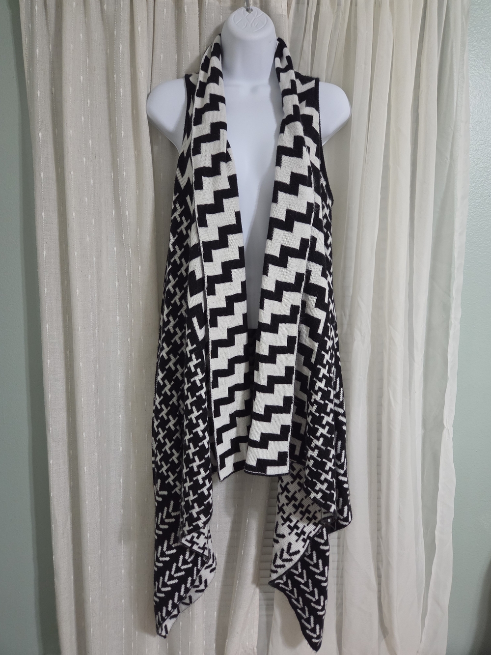 Romeo & Juliet Couture Black and White Knit Duster Vest